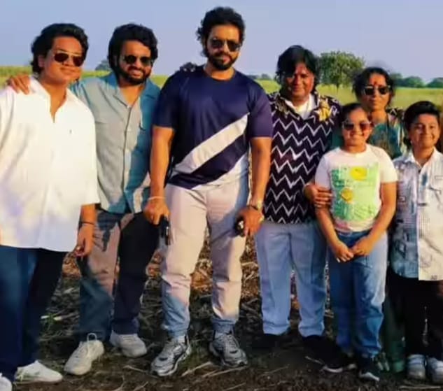 गायक शिंदे कुटुंबाचं शेतीवर असलेलं प्रेम गायक शिंदे कुटुंबाचं शेतीवर असलेलं प्रेम