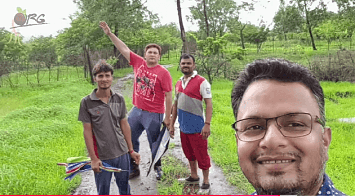 ॲक्टिंग सोडून शेती करणारे टिव्ही अभिनेते राजेश कुमार पर्यटकांना सेंद्रिय शेती बद्दल मार्गदर्शन करताना ॲक्टिंग सोडून शेती करणारे टिव्ही अभिनेते राजेश कुमार पर्यटकांना सेंद्रिय शेती बद्दल मार्गदर्शन करताना
