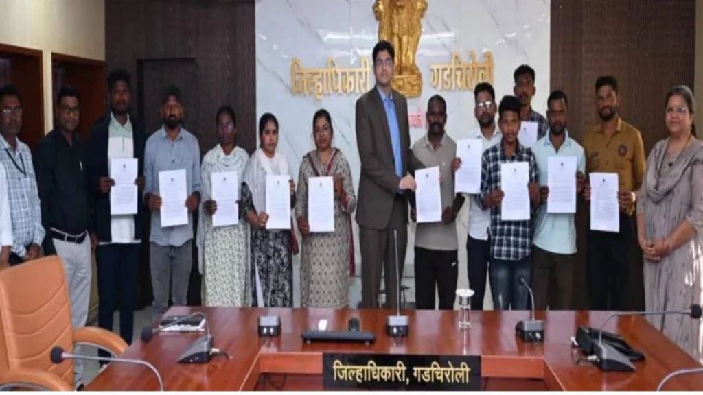 नक्षलपीडित कुटुंबांना शासनसेवेत सामावून घेत नियुक्तीपत्रांचे वितरण